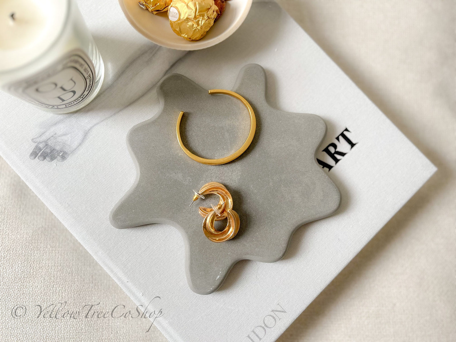 Handcrafted Concrete Trinket Tray: Modern Home Decor