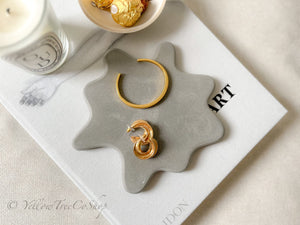 Handcrafted Concrete Trinket Tray: Modern Home Decor