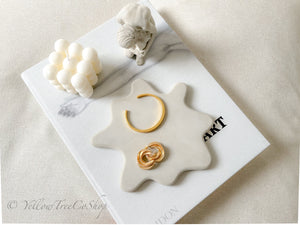 Handcrafted Concrete Trinket Tray: Modern Home Decor