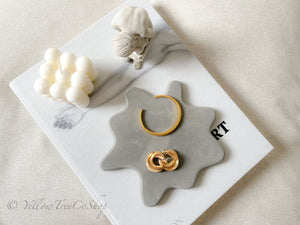 Handcrafted Concrete Trinket Tray: Modern Home Decor