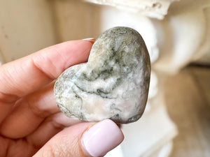 Green Stilbite Heart Crystal – Calming Zeolite Stone for Anxiety Relief, Chakra Healing & Spiritual Balance