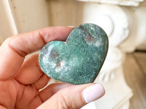 Green Stilbite Heart Crystal – Calming Zeolite Stone for Anxiety Relief, Chakra Healing & Spiritual Balance